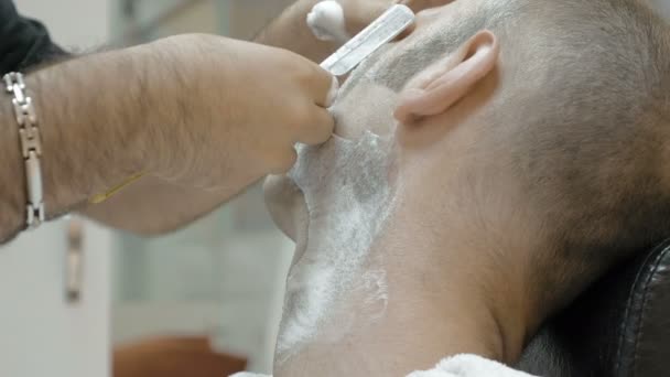 Barber sta radendo il suo cliente alla vecchia maniera — Video Stock