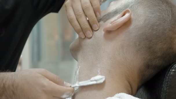 Peluquero está afeitando a su cliente de manera antigua — Vídeos de Stock