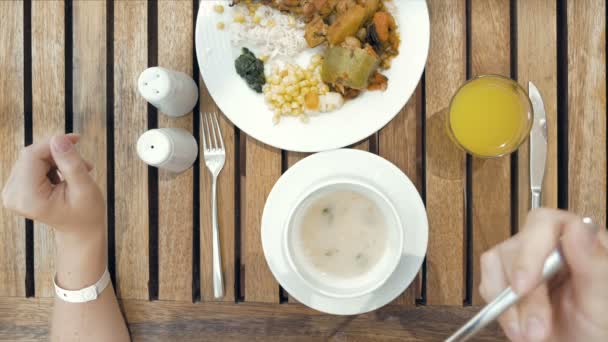 Dame schneidet Mahlzeit mit Utensilien in kleine Häppchen — Stockvideo