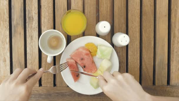 Lady is using utensils to cut meal in small bites — Stock Video