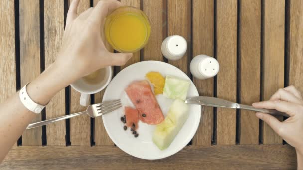 Pani jest za pomocą naczynia do cięcia posiłek w małe porcje — Wideo stockowe