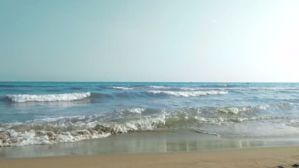 Krachende Wellen am Strand ist die entspannteste Aussicht — Stockvideo