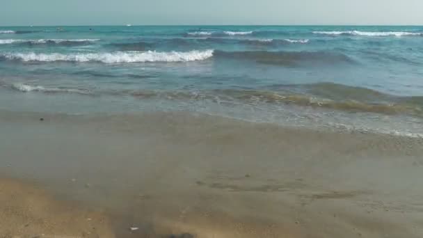 Krachende Wellen am Strand ist die entspannteste Aussicht — Stockvideo