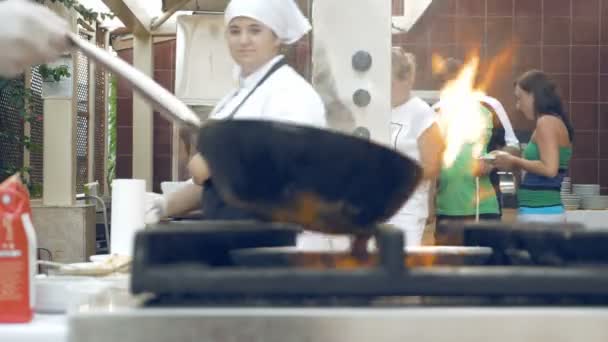 Szakács főzés az élelmiszer, a nagy láng tűzhely — Stock videók