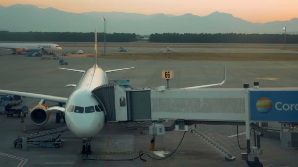Avión está de pie en una terminal lista para abordar — Vídeos de Stock