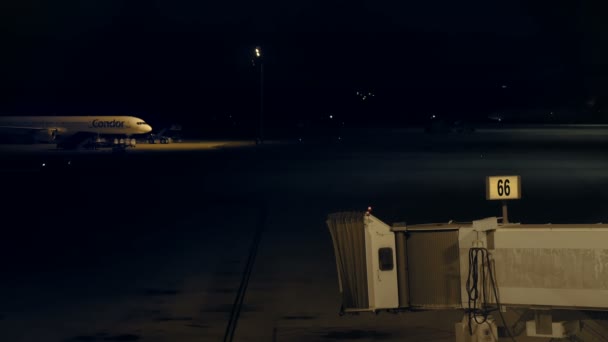 L'aereo sta fermo all'aeroporto di notte. — Video Stock