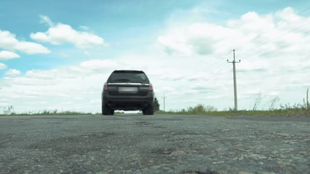 Vue de la route du fond de la voiture équitation sur la route — Video