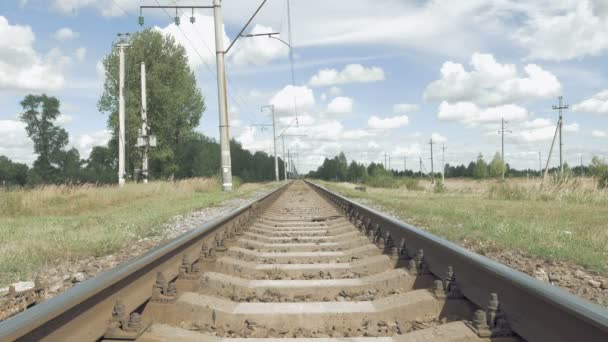 Železniční trať v pohledu na modrou oblohu — Stock video