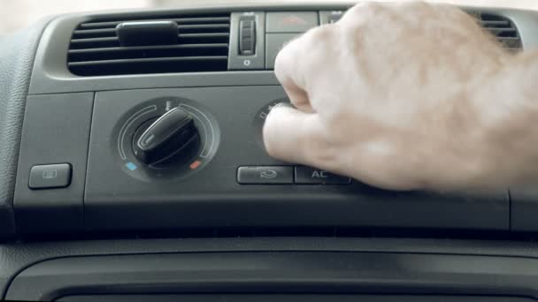 Mão masculina transformando interruptor de ar condicionado do carro — Vídeo de Stock