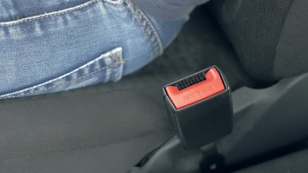 Male hand fastening car safety seat belt — Stock Video