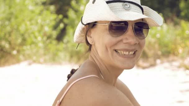 Portret van lachende vrouw buitenshuis op een zonnige dag — Stockvideo