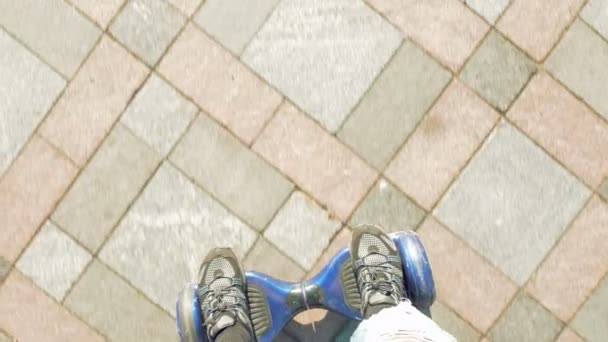 Самосбалансирующийся скутер на электрическом ховерборде — стоковое видео