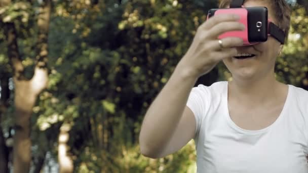 Kadın sanal gerçeklik Vr gözlükle araştırıyor — Stok video