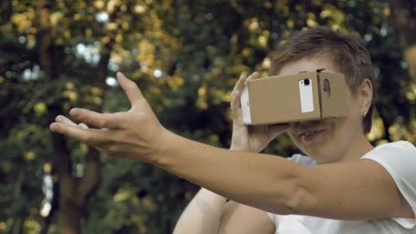 Εξερευνώντας χαρτόνι Vr γυαλιά εικονικής πραγματικότητας — Αρχείο Βίντεο