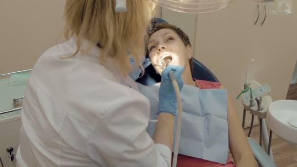 Mulher no consultório da clínica médica do dentista — Vídeo de Stock