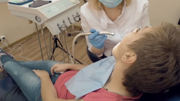 Femme au cabinet du dentiste clinique médicale — Video