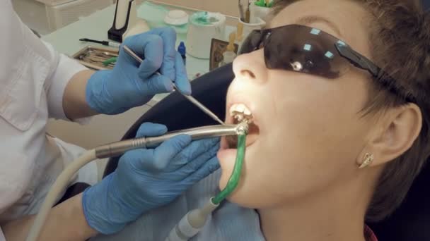 Mulher na clínica médica dentista para tratamento — Vídeo de Stock