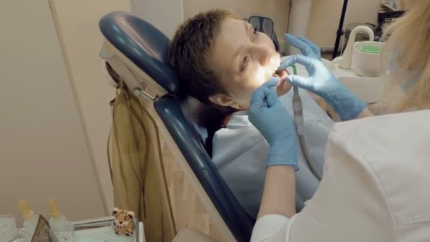 Женщина в кабинете стоматолога — стоковое видео