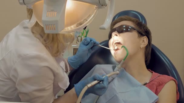 Femme au cabinet du dentiste clinique médicale — Video