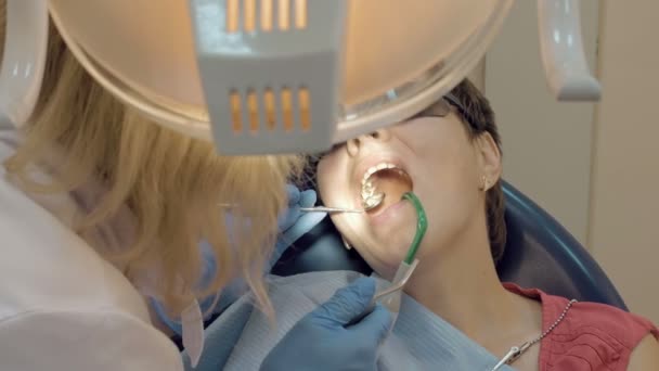 Kadın tedavi için diş hekimi tıbbi klinikte — Stok video