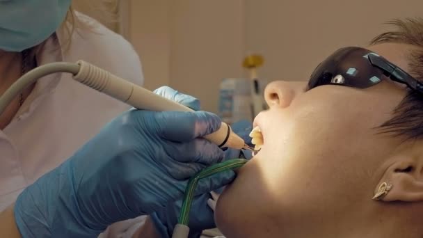 Vrouw ultrasone tand plaque odontolith verwijderen — Stockvideo