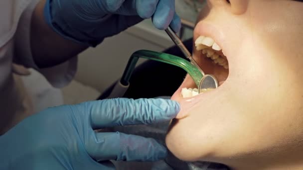 Frau in der Zahnarztpraxis — Stockvideo