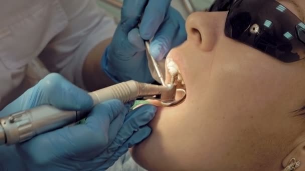 Mulher na clínica médica higienista dentária — Vídeo de Stock