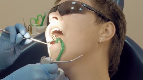 Femme à la clinique médicale du dentiste pour le traitement — Video