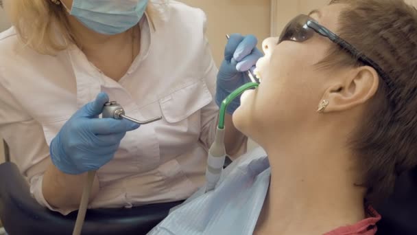 Женщина в кабинете стоматолога — стоковое видео