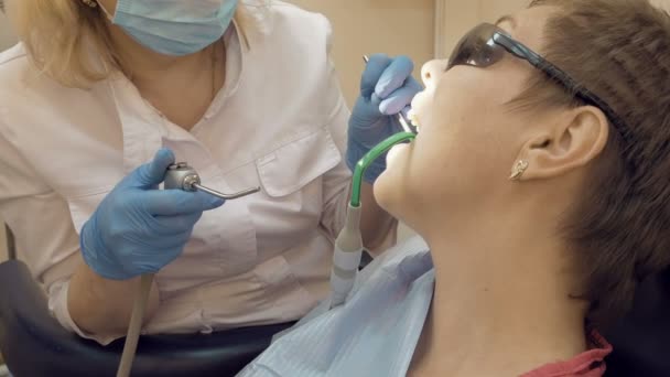 Donna presso lo studio medico dentista — Video Stock