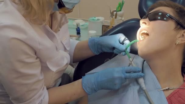 Γυναίκα στο οδοντιατρείο κλινική ιατρική — Αρχείο Βίντεο