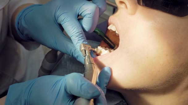 Mujer en la clínica médica higienista dental — Vídeos de Stock