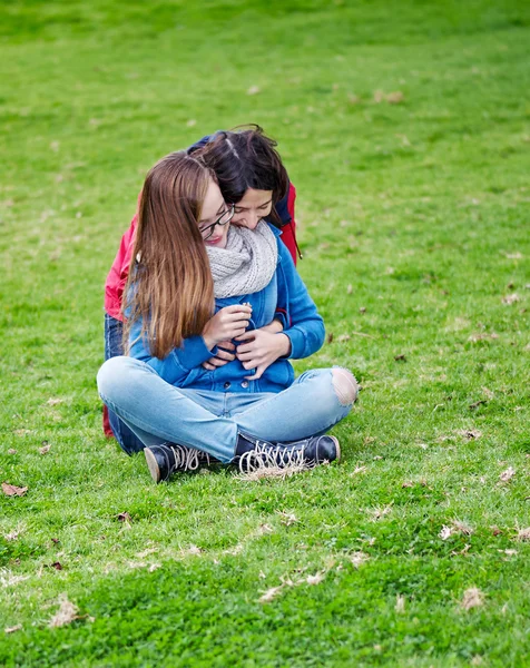 Moeder en dochter zijn buiten knuffelen — Stockfoto