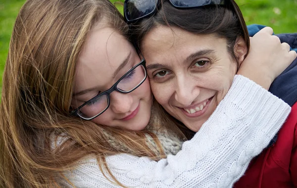 Mãe e filha abraçando ao ar livre — Fotografia de Stock