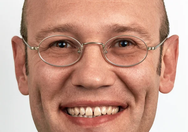 Portret uśmiechnięty mężczyzna w okularach — Zdjęcie stockowe
