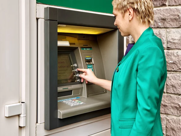 Biznes kobieta działa Atm — Zdjęcie stockowe