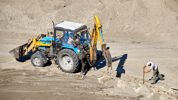 Konstruktion traktor i aktion — Stockfoto