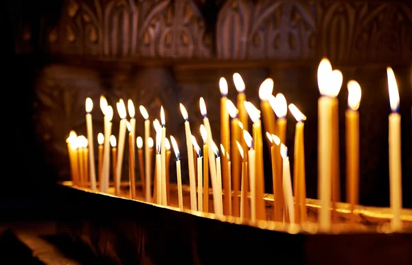 Свечи в храме Гроба Господня в Иерусалиме — стоковое фото