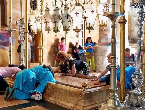 Gebeden op de steen van zalving in de Heilige Grafkerk kerk — Stockfoto