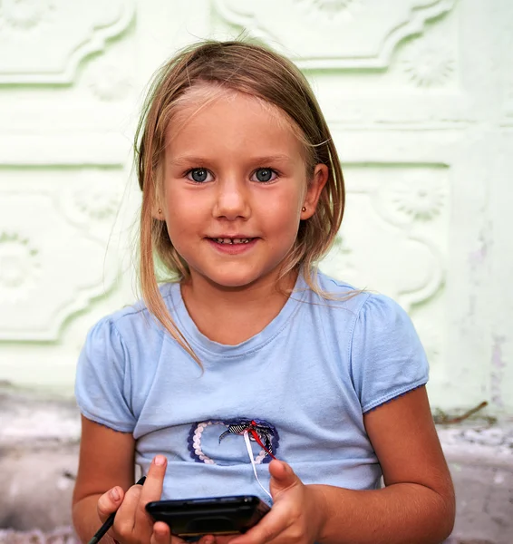 Klein meisje met smartphone — Stockfoto