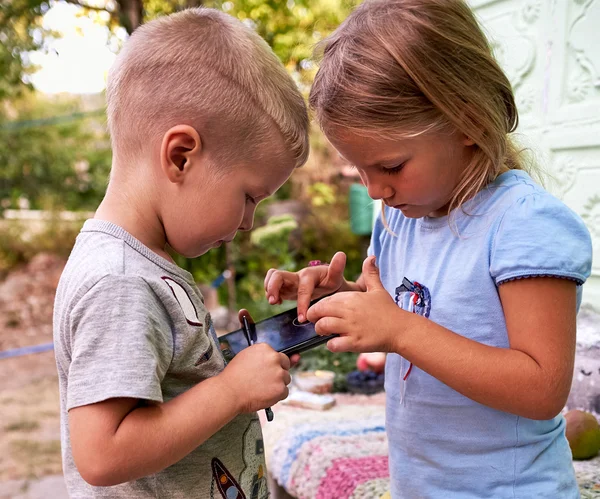 Les enfants jouent avec un smartphone — Photo