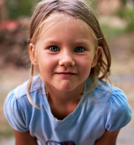 Weinig blond meisje portret buitenshuis — Stockfoto