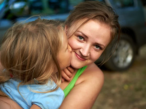 Glückliche Mutter und Kinder — Stockfoto