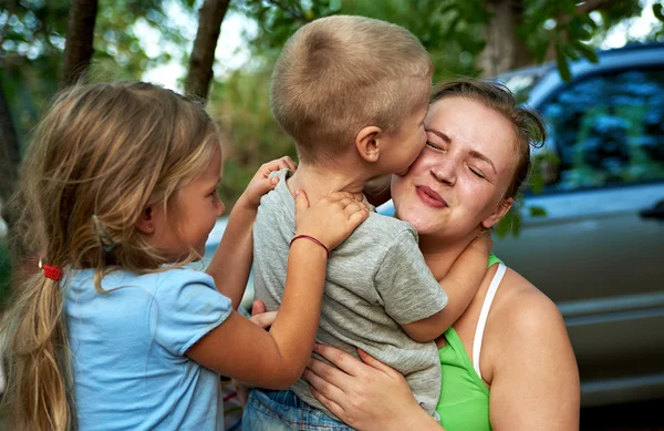 Gelukkig moeder en kinderen — Stockfoto