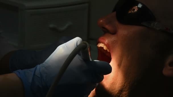 Медицинский осмотр и лечение зубов — стоковое видео