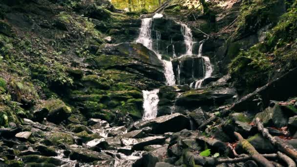 Wasserfall in den Bergen — Stockvideo