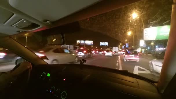 Водіння нічних міських вулиць. Вид зсередини автомобіля . — стокове відео