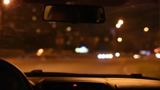 Conducir por las calles nocturnas de la ciudad. Vista desde el interior . — Vídeos de Stock