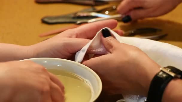 Tratamento de manicure. Tinta e polimento . — Vídeo de Stock