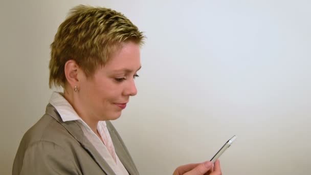 Vrij kort haar Business vrouw texting bericht — Stockvideo